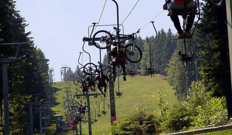 Bequem transportiert der Lift die Mountainbikes auf den Geisskopf.